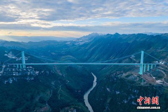 2025年9月28日,贵州六枝至安龙高速公路花江峡谷大桥正式通车运营。 龙建睿 摄 2025年9月28日,贵州六枝至安龙高速公路花江峡谷大桥正式通车运营。 龙建睿 摄