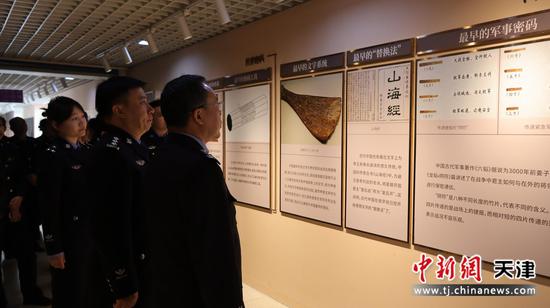 图为北京铁路公安局天津公安民警参观南开大学。(北京铁路公安局天津公安处供图) 图为北京铁路公安局天津公安民警参观南开大学。(北京铁路公安局天津公安处供图)
