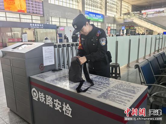 图为沧州西站派出所民警对无主行包物品进行核对检查（北京铁路公安局天津公安处供图）