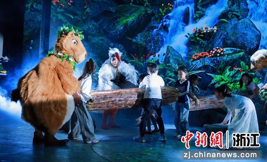 近日,《洄游》展示现场。 (主办方供图) 近日,《洄游》展示现场。 (主办方供图)