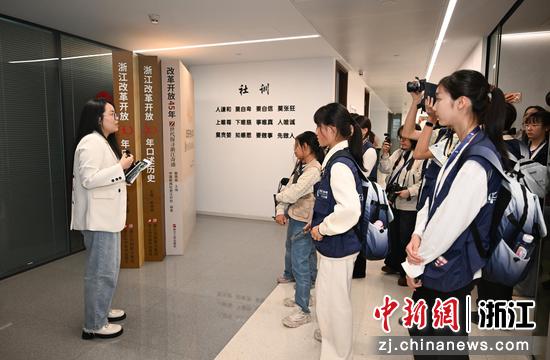 4月28日,华茂美堉小记者研学团走进中国新闻社浙江分社。王刚 摄 4月28日,华茂美堉小记者研学团走进中国新闻社浙江分社。王刚 摄