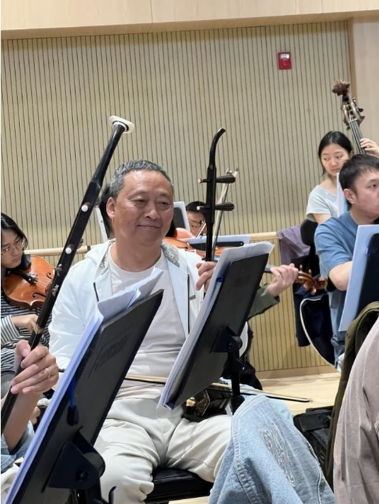 王哲在倾情演出。