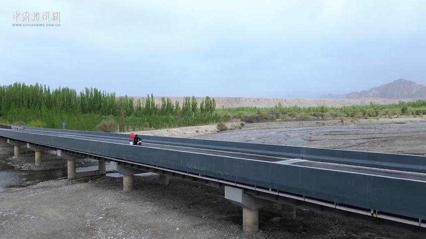 新疆乌恰：摩托警务扎根高原 守护牧区平安