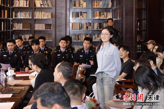 图为南开大学金融学院学生积极与民警互动。(北京铁路公安局天津公安处供图) 图为南开大学金融学院学生积极与民警互动。(北京铁路公安局天津公安处供图)