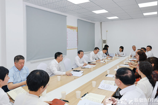 4月29日，自治区党委书记陈小江在吐鲁番市高昌区高昌路街道广汇社区接待信访群众，认真听取群众代表关于老旧小区改造提升有关诉求，现场研究推动解决问题。天山网-新疆日报记者 崔志坚摄e