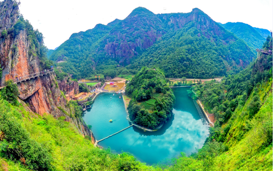 金鸡岩景区青山碧水风光无限