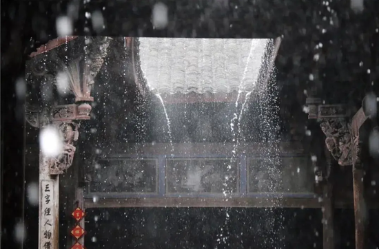 榉溪孔氏家庙雨落成帘