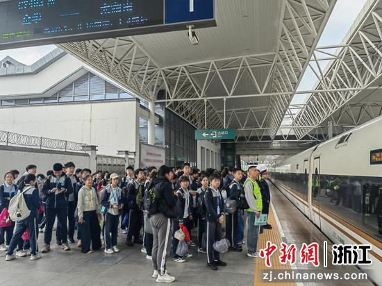 出游民众在站台等待。嘉兴南站供图