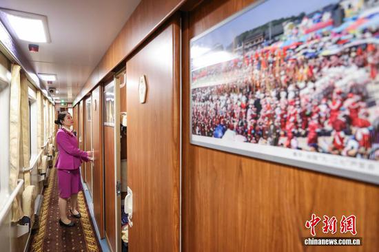 图为乘务员在多彩贵州号旅游专列内巡视车厢。