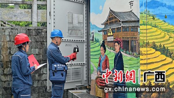 保电人员对龙脊景区用电设备开展安全用电巡视检查。韦祎 摄