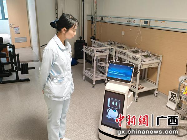 图为医护人员给机器人下达巡查指令。刘海文 摄 图为医护人员给机器人下达巡查指令。刘海文 摄