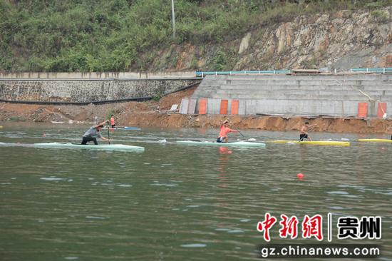 运动员正在水上训练