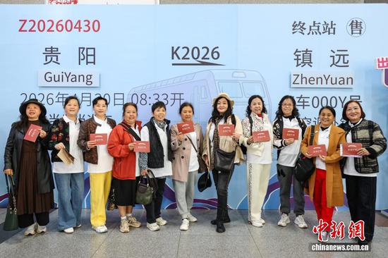 图为旅客在多彩贵州号旅游专列开行前合影。