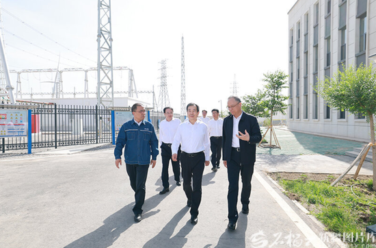 4月28日，自治区党委书记陈小江来到位于托克逊县的华能吐鲁番市100万千瓦风电项目现场，实地了解风电场运营情况。天山网-新疆日报记者 崔志坚摄e