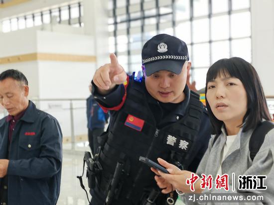 温州南站派出所民警为旅客指路。 金博凯 供图 温州南站派出所民警为旅客指路。 金博凯 供图