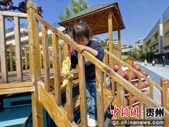 小朋友擦洗娱乐设施。 小朋友擦洗娱乐设施。