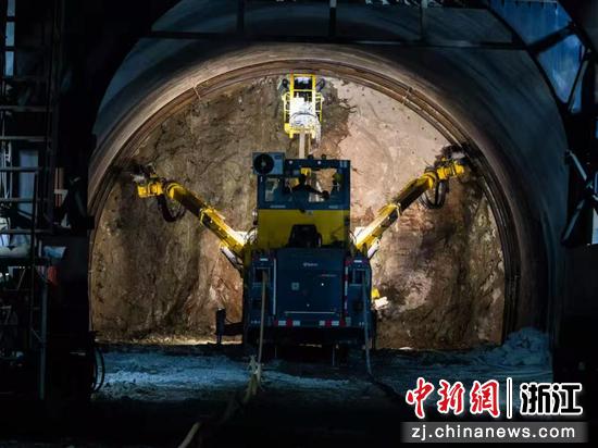 义龙庆丽水段项目留明尖特长隧道三臂凿岩台车施工现场。浙江交通集团 供图 义龙庆丽水段项目留明尖特长隧道三臂凿岩台车施工现场。浙江交通集团 供图