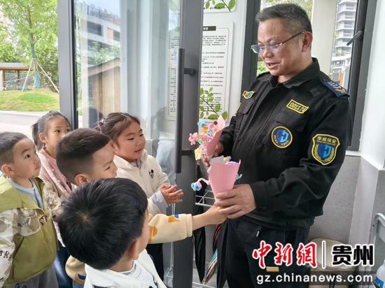 小朋友感谢保安叔叔。 小朋友感谢保安叔叔。