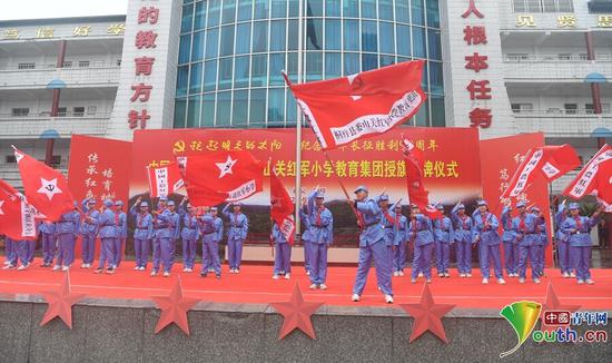 向娄山关红军小学教育集团及各所红军小学授校旗。 向娄山关红军小学教育集团及各所红军小学授校旗。