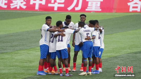 5月1日,贵州榕江县“村超”现场,利比里亚社区足球队球员围在一起相互加油。中新社记者 袁超 摄 5月1日,贵州榕江县“村超”现场,利比里亚社区足球队球员围在一起相互加油。中新社记者 袁超 摄