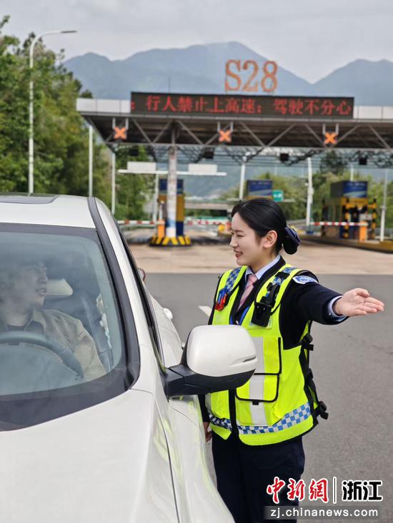 收费站工作人员为司乘提供路况信息服务。台州管理中心 供图 收费站工作人员为司乘提供路况信息服务。台州管理中心 供图