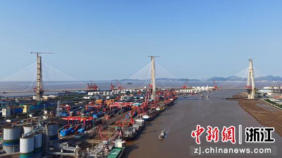 建设中的杭甬复线宁波三期项目甬江特大桥。浙江交通集团 供图 建设中的杭甬复线宁波三期项目甬江特大桥。浙江交通集团 供图