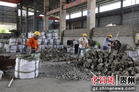 岑巩县天源冶炼有限责任公司生产现场。程雪华 摄 岑巩县天源冶炼有限责任公司生产现场。程雪华 摄