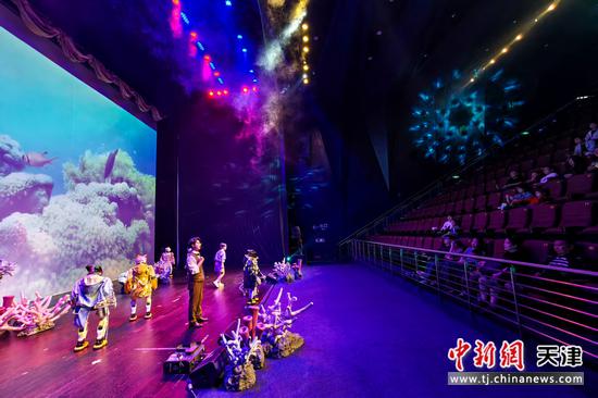 5月1日,中国首部多机器人与真人演员同台演绎海洋主题科普儿童剧《海洋护卫队·微光行动》在位于天津的国家海洋博物馆启幕。 记者 佟郁 摄 5月1日,中国首部多机器人与真人演员同台演绎海洋主题科普儿童剧《海洋护卫队·微光行动》在位于天津的国家海洋博物馆启幕。 记者 佟郁 摄