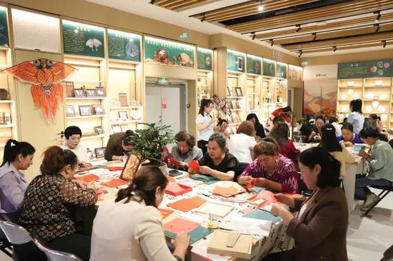 大家创作剪纸作品。麦尔哈巴·艾比布拉 摄