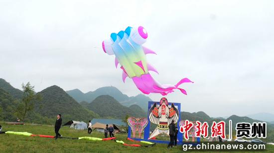 5月1日，已经放飞成功的卡通造型风筝在灵动飞舞。    郑玮摄