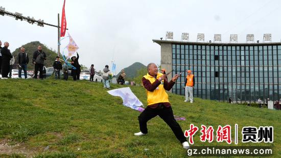 5月1日，来自毕节风筝协会会长许克尧在崔苏坝国际露营基地进行特技风筝表演 。   郑玮摄