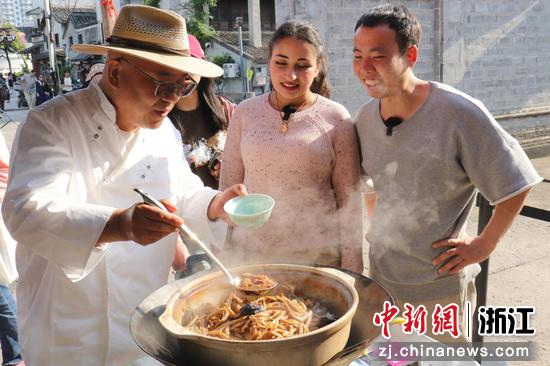 海外传播官品尝特色美食。&nbsp;张岳阳&nbsp;供图