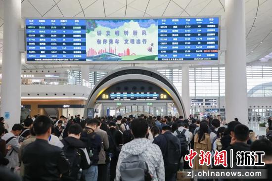 杭州西站候车厅。余杭区委宣传部供图