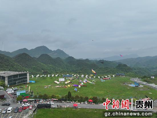 5月1日，“赛动黔景・心动毕节”贵州·毕节崔苏坝国际露营基地风筝季活动场。郑玮摄