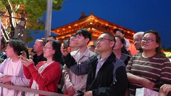 精彩的表演吸引游客纷纷拍照。 陆雷 摄d