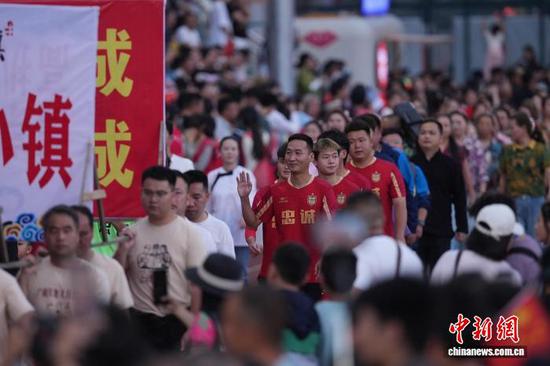 图为5月1日晚，2026年贵州“村超”决赛季各村球队入场。韦贵金 摄