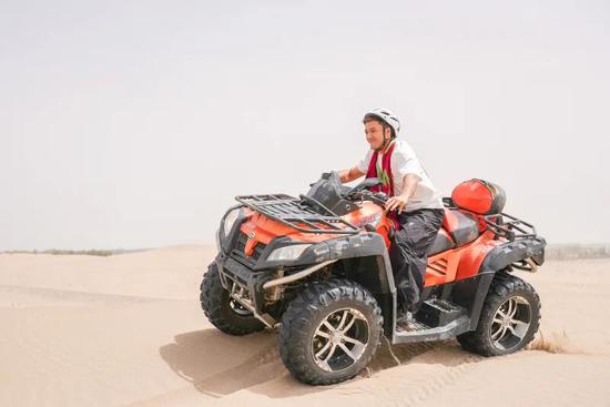 世界冠军萨力曼・奥布力海日在洛浦县玉龙湾沙漠乐园体验沙漠摩托。伊尔番 摄