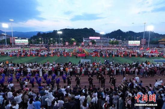 图为5月1日晚，2026年贵州“村超”决赛季各村球队入场。韦贵金 摄