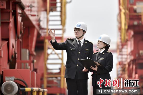 近日，宁波海关关员监管“义乌—宁波舟山港”海铁联运班列作业。向恋梅&nbsp;摄