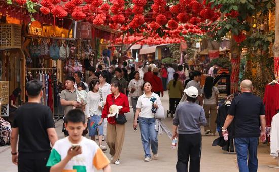 五一劳动节假期，和田团城景区人头攒动、热闹非凡。（许晓龙 摄）