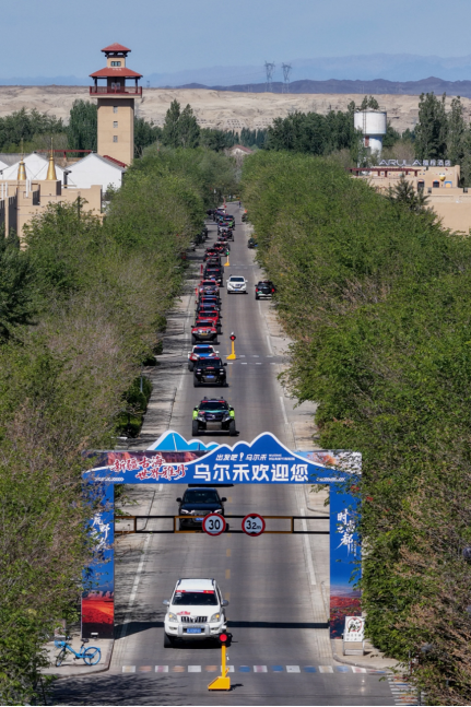 2026达喀尔英雄挑战赛克拉玛依乌尔禾站，参赛车队驶入乌尔禾世界魔鬼城景区。克拉玛依融媒记者 闵勇 摄