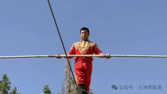 达瓦孜表演者在15米高空的钢丝上行走。关之悦 摄