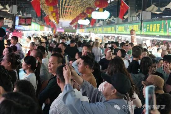 葡萄夜市人山人海，聚集在舞台前观看演出。吾斯曼·阿不都 摄