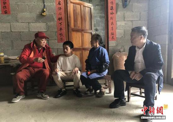 沈宏邦(左一)在贵州走访学生家庭。受访者 供图