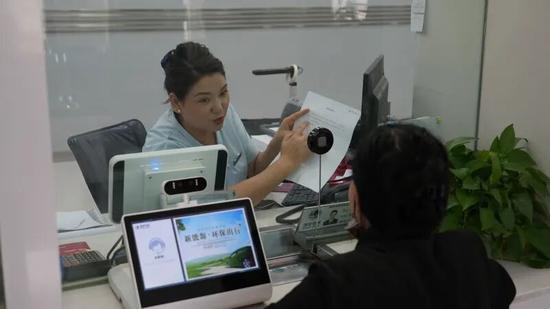窗口服务人员为市民办理用电业务。宋俞霖 摄