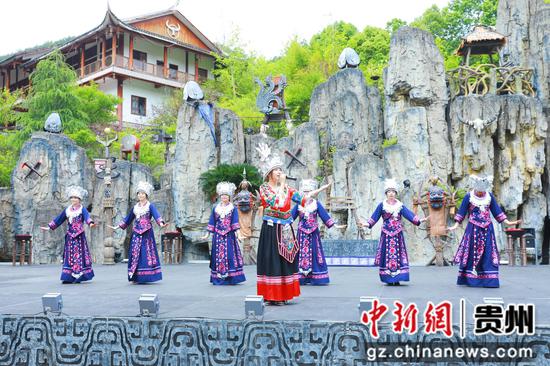 剑河仰阿莎温泉小镇苗城飞歌表演。刘梦 摄 剑河仰阿莎温泉小镇苗城飞歌表演。刘梦 摄