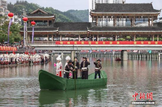 5月3日,贵州·台江2026年苗族姊妹节主要活动——“万人唱响翁你河”原生态苗歌对唱在贵州省黔东南州台江县翁你河畔举行。中新社记者 瞿宏伦 摄 5月3日,贵州·台江2026年苗族姊妹节主要活动——“万人唱响翁你河”原生态苗歌对唱在贵州省黔东南州台江县翁你河畔举行。中新社记者 瞿宏伦 摄