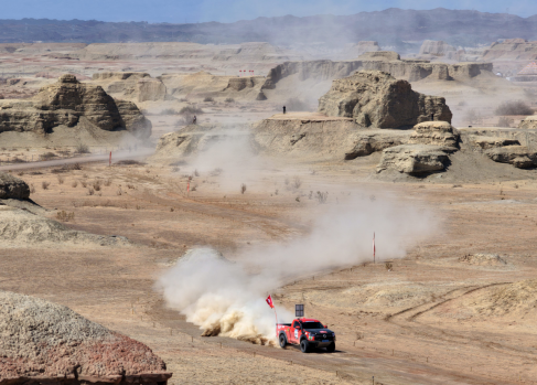 5月2日，参赛车手驾车飞驰在世界魔鬼城景区。当天，2026达喀尔英雄挑战赛克拉玛依乌尔禾站场地排位赛举行。克拉玛依融媒记者 闵勇 摄
