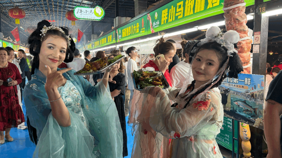 展示即将分发的烤肉。关之悦　摄