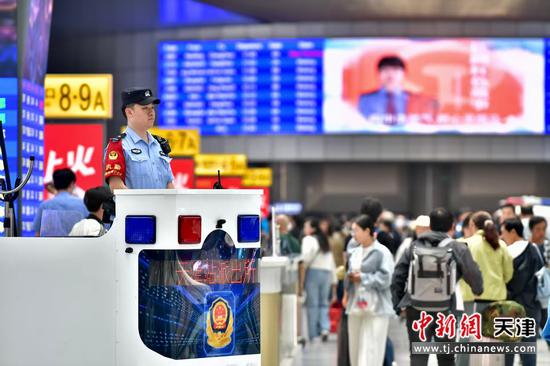 图为北京铁路公安局天津公安处天津站派出所民警正在候车大厅内巡逻,保持警灯、肩灯闪烁,提升见警率管事率。(北京铁路公安局天津公安处供图)